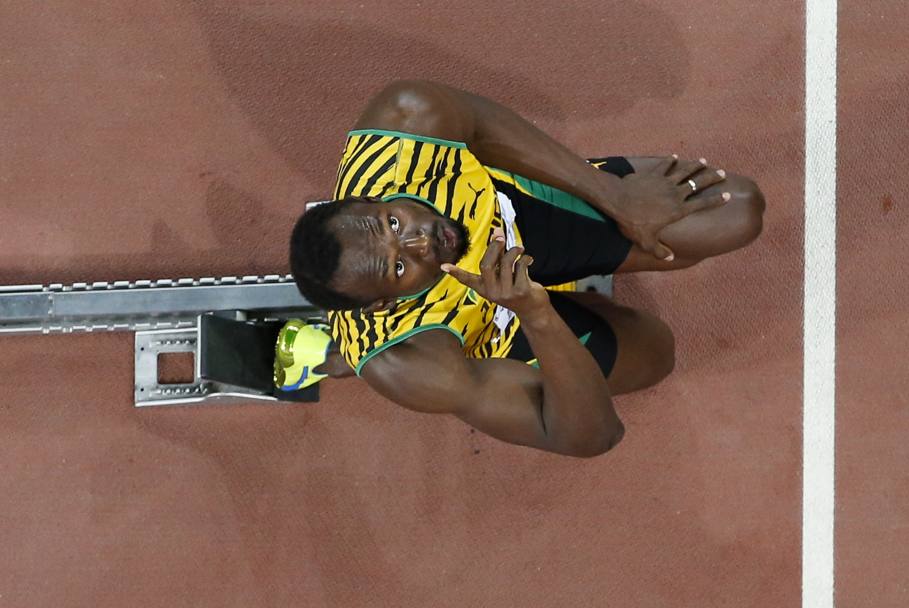 Usain Bolt sui blocchi di partenza prima del via della finale dei 200 (Reuters)
